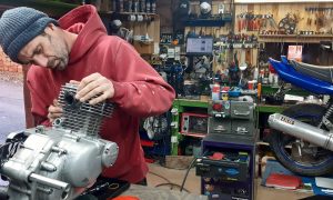 Travail sur carbu pendant la formation ou stage mécanique moto