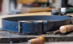 Ceinture en cuir bleu Formation Maroquinier à Lille