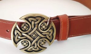 Ceinture au cours de la formation maroquinerie à Dijon en Bourgogne Franche-Comté
