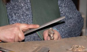 Ciselage dans l'atelier de la formation fonderie d'art