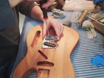 Confection d'une guitare pendant la formation en Normandie au Havre
