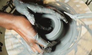 Tournage en céramique pendant la formation poterie ou les cours avec une céramiste à Lille dans le Nord, Hauts-de-France