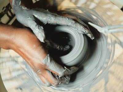 Tournage en céramique pendant la formation poterie ou les cours avec une céramiste à Lille dans le Nord, Hauts-de-France