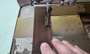 Couture au cours de la formation maroquinerie en Normandie