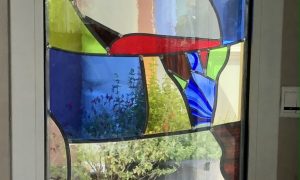 Création d'un vitrail chez un particulier pendant la formation vitrailliste en Occitanie