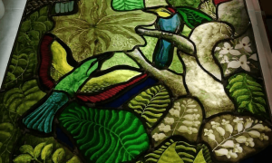 Création d'un vitrail en cours pendant la formation vitrailliste dans le Gers