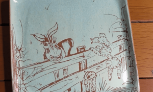 Plat pendant la formation décoration céramique à Béziers en Occitanie