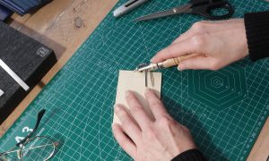 Découpe pendant la formation maroquinerie avec un maroquinier entre Nantes et Angers