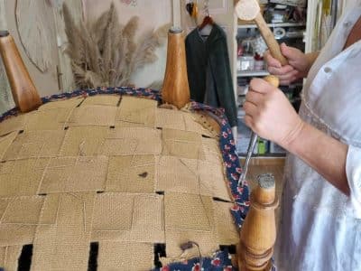 Dégarnissage au cours de la formation tapissier d'ameublement en Occitanie