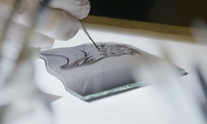 Dessin sur vitrail pendant la formation vitrailliste dans le Perche