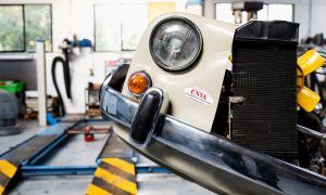 Détail d'une auto pendant la formation mécanique vers Paris