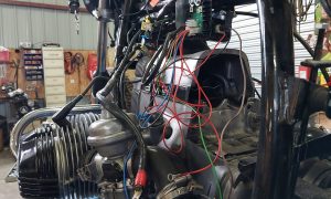 Détail d'un moteur au cours de la formation mécanique moto en Aveyron