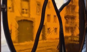 Détail d'un vitrail au cours de la formation vitrailliste à Carcassonne dans l'Aude