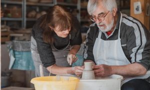 Enseignement pendant la formation céramique avec une céramiste dans le Gers