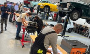 Stagiaires et épreuves pendant la formation mécanique automobile en PACA