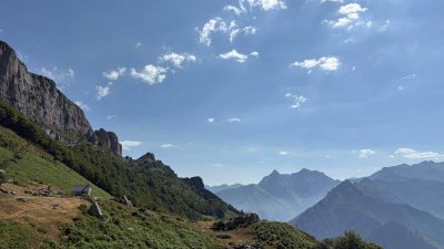 Paysage de montagne sur l'estive de l'Abérouat dans les Pyrénées