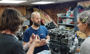 Explications pendant la formation ou stage mécanique moto