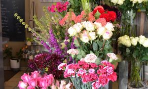 Fleurs en vrac pendant la formation fleuriste à Balma en périphérie de Toulouse