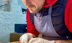 Formateur pendant la formation vitrailliste en Hautte-Garonne