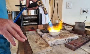 Utilisation du feu pendant la formation bijouterie avec un bijoutier