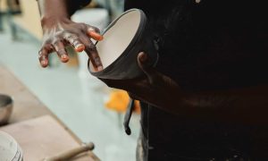 Tournage en céramique pendant la formation poterie ou les cours avec une céramiste à Lille dans le Nord, Hauts-de-France