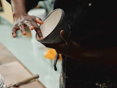 Tournage en céramique pendant la formation poterie ou les cours avec une céramiste à Lille dans le Nord, Hauts-de-France