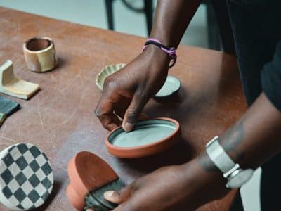 Tournage en céramique pendant la formation poterie ou les cours avec une céramiste à Lille dans le Nord, Hauts-de-France