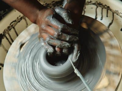 Tournage en céramique pendant la formation poterie ou les cours avec une céramiste à Lille dans le Nord, Hauts-de-France