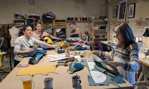 Stagiaires pendant la formation couture, mode et vêtement à Montpellier dans l'Hérault (34)