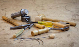 Outils de tapissier d'ameublement pendant la formation à Montpellier