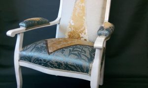 Fauteuil bleu et or restauré lors de la formation tapisserie d'ameublement à Montpellier