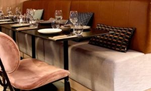 Banquette restaurée avec des tissus modernes et élégants après formation tapissier à Montpellier