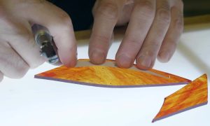 Découpe du verre pendant la formation vitrailliste dans le Perche