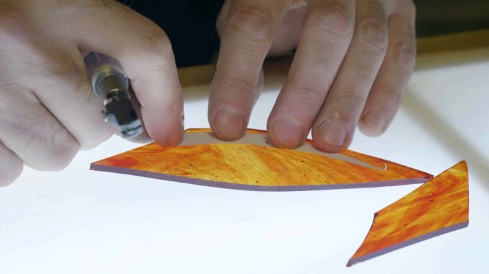 Découpe du verre lors d'une formation pour devenir vitrailliste