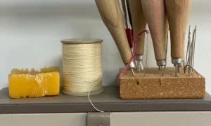 Outils de gainerie pendant la formation maroquinerie à Paris