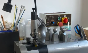 Machine pendant la formation maroquinerie gainerie à Paris en Ile-de-France