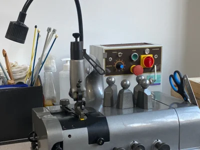 Machine pendant la formation maroquinerie gainerie à Paris en Ile-de-France