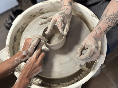 Geste au cours de la formation céramique et poterie à Toulouse