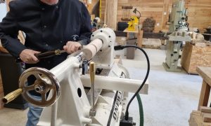 Apprentissage du tournage désaxé pendant la formation tournage sur bois avec un tourneur vers Agen