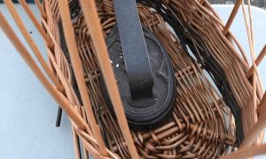 Geste du tressage au cours de la formation vannerie avec un vannier vers Quimper en Bretagne