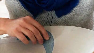 Gravure de vasque pendant la stage de céramique et de poterie