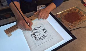 Grisaille sur vitrail au cours de la formation vitrailliste à Carcassonne