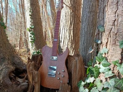 Guitare en bois faite pendant la formation lutherie en Normandie au Havre