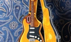 Guitare jaune au cours de la formation lutherie en guitare avec un luthier à Nantes en Loire Atlantique