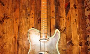 Guitare retro au cours de la formation lutherie en guitare avec un luthier à Nantes en Loire Atlantique