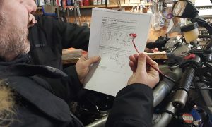 lecture de plan pendant la formation mécanique moto en Aveyron
