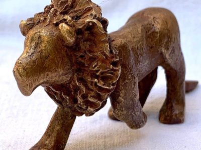 Sculpture en bronze faite pendant le stage ou la formation fonderie d'art dans l'atelier d'un fondeur