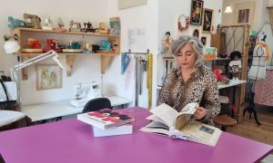 Consultation de livres de couture pendant la formation couturier à Toulouse en Haute-Garonne