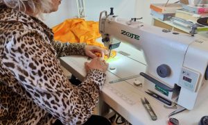 Catherine sur une machine à coudre au cours de la formation couture avec un styliste modéliste à Toulouse en Occitanie