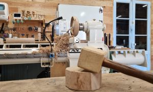 Maillet de tourneur sur bois pendant la formation en Occitanie